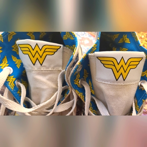 Limited Edition RARE Wonder Woman Converse high-tops - Picture 10 of 11
